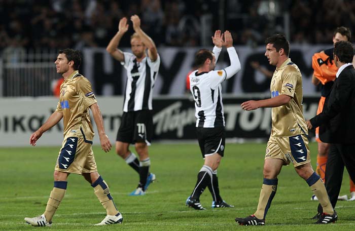 Solun, Grcka, 300910.Stadion Tuomba.Nogometna utakmica 2. kola Europske ligeP.A.O.K. - Dinamo.Na slici: tuga Dinama Leandro Cufre i Fatos Beciraj.Foto: Ronald Gorsic / CROPIX
