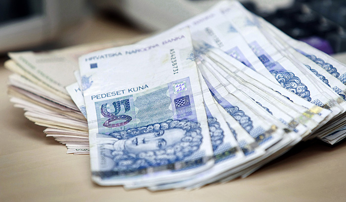 Zagreb, 130208.Sjediste HYPO grupe, Slavonska avenija. Banka - ilustracije.Hrpa novca, novac,novcanica, kuna.  Foto: Elvir Tabakovic / CROPIX