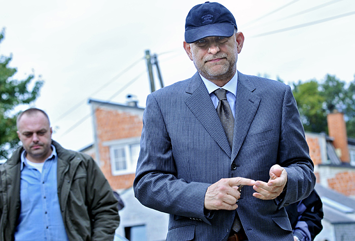 Zagreb, 211009.Vidovcica 10.Policajci dovode Darka Marinca, bivseg predsjednika uprave Podravke, u njegovu kucu nakon sto su ga uhitili.Foto: Boris Kovacev / CROPIX
