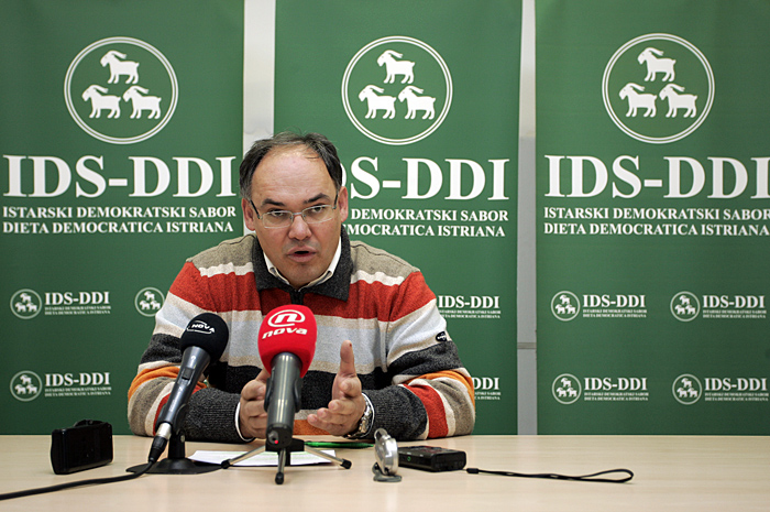 Pula, 260109.Damir Kajin (saborski zastupnik) na press konferenciji u prostorijama IDS-a. Tema press konferencije su Slovensko Hrvatski odnosi.Foto: Srecko Niketic / CROPIX