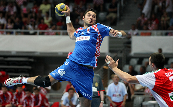 Zadar, 140609.Dvorana u Visnjiku.Kvalifikacije za Europsko prvenstvo u rukometu koje ce se odrzati u Austriji 2010. Rukometna utakmica Hrvatska - Madjarska.Na fotografiji: Blazenko Lackovic u napadu.Foto: Vladimir Ivanov / CROPIX 