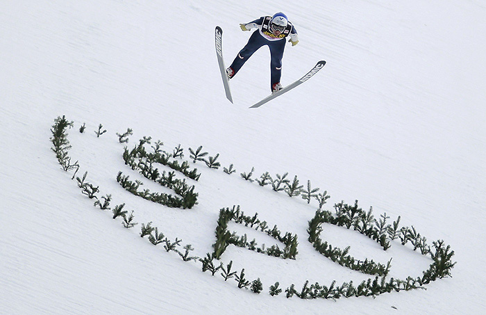 Austria's Wolfgang Loitzl soars through the air to take the second place in the second event of the four-hills ski jumping tournament in Garmisch-Partenkirchen, January 1, 2010. Austria's Gregor Schlierenzauer won the competition ahead of his fellow countryman Wolfgang Loitzl and Switzerland's Simon Ammann.   REUTERS/Kai Pfaffenbach (GERMANY - Tags: SPORT SKIING)