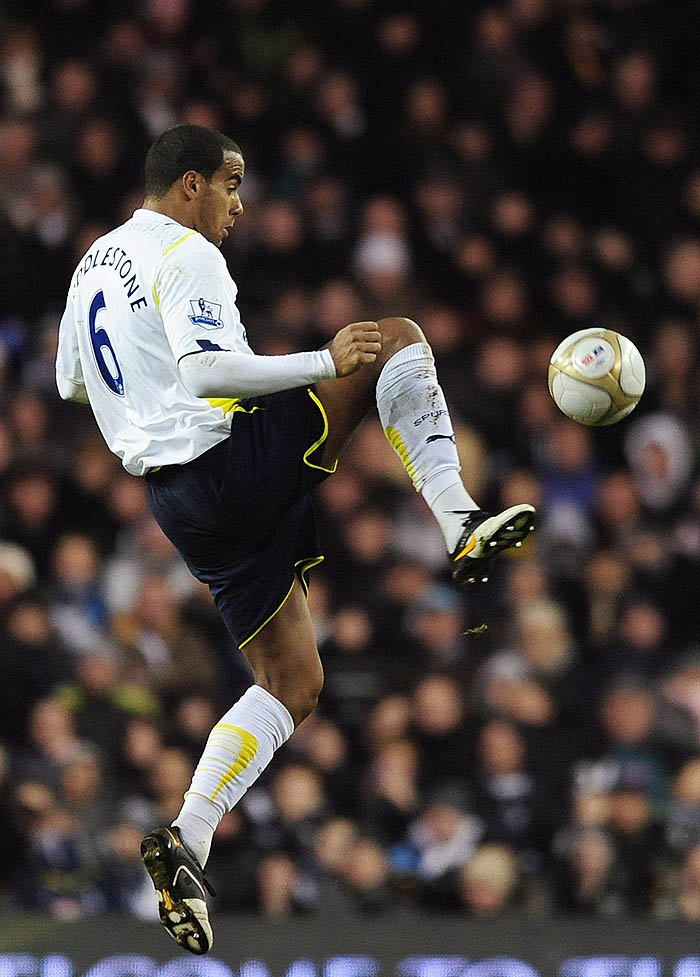 Tottenham's Tom Huddlestone controls the ball during their FA Cup soccer match against Peterborough at White Hart Lane in London January 2, 2010. REUTERS/Toby Melville (BRITAIN - Tags: SPORT SOCCER)