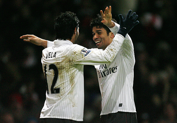 Arsenal's Croatian striker Eduardo (R) celebrates scoring the winning goal during their FA Cup third round football match against West Ham at Upton Park in London on January 3, 2010. AFP PHOTO/GLYN KIRKFOR EDITORIAL USE ONLY Additional licence required for any commercial/promotional use or use on TV or internet (except identical online version of newspaper) of Premier League/Football League photos. Tel DataCo +44 207 2981656. Do not alter/modify photo.