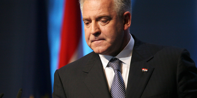 Zagreb, 040709.13. Opci sabor Hrvatske demokratske zajednice. Na saboru bi izaslanici trebali prihvatiti ostavku predsjednika stranke Ive Sanadera, promijeniti stranacki Statut te izabrati novog predsjednika i vodstvo stranke.Na fotografiji: Premijer u ostavci Ivo Sanader tijekom obraèanja skupu.Foto: Damjan Tadic CROPIX