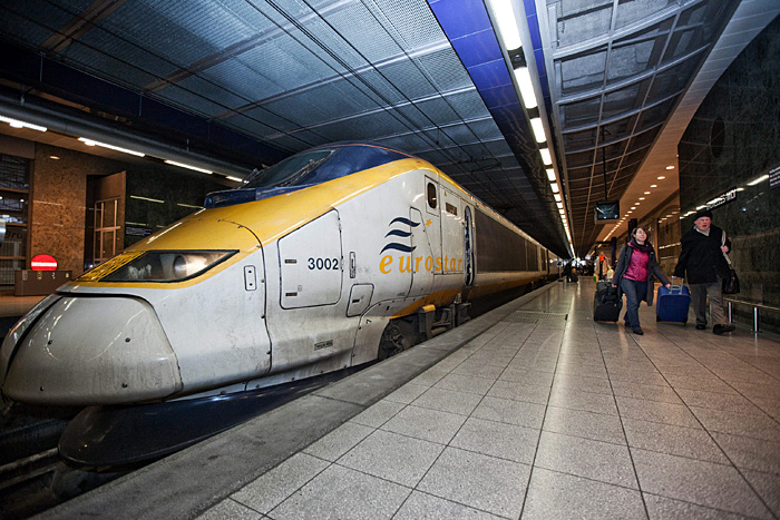 Passengers disembarf from the first Eurostar train, coming from St Pancras station in London, arriving at Brussels South railway station after a 3 day suspended service due to winter weather conditions, on December 22, 2009.AFP PHOTO CHRISTOPHE LEGASSE