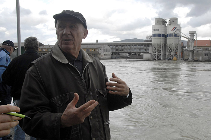 Metkovic, 070110.Visok vodostaj Neretve u Metkovicu.Tijekom noci vodostaj Neretve narastao je za vise od pola metra i sada iznosi 340 cm, te su proglasene redovite mjere obrane od poplava.Na slici: stari Metkovac Vlado Copic se je prisjecao 50-tih kada je Neretva poplavila pola grada.Foto: Denis Jerkovic / CROPIX