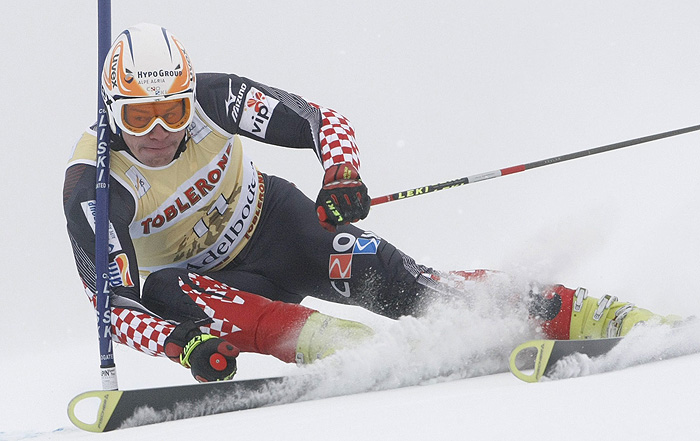 Ivica Kostelic of Croatia clears a gate during the first run of the men's Alpine skiing World Cup giant slalom in Adelboden January 9, 2010. REUTERS/Ruben Sprich (SWITZERLAND - Tags: SPORT SKIING)