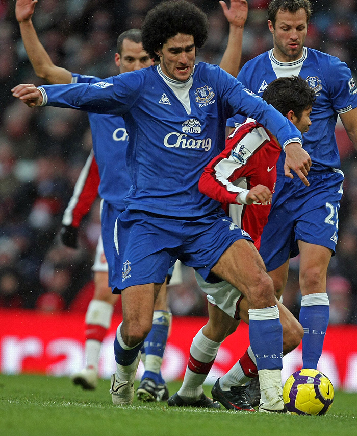 Arsenal's Eduardo, right, grapples with Everton's Marouane Fellaini during their English Premier League soccer match at the Emirates stadium, London, Saturday Jan. 9,  2010. (AP Photo/Alastair Grant) ** NO INTERNET/MOBILE USAGE WITHOUT FOOTBALL ASSOCIATION PREMIER LEAGUE(FAPL)LICENCE. CALL +44 (0) 20 7864 9121 or EMAIL info@football-dataco.com FOR DETAILS **