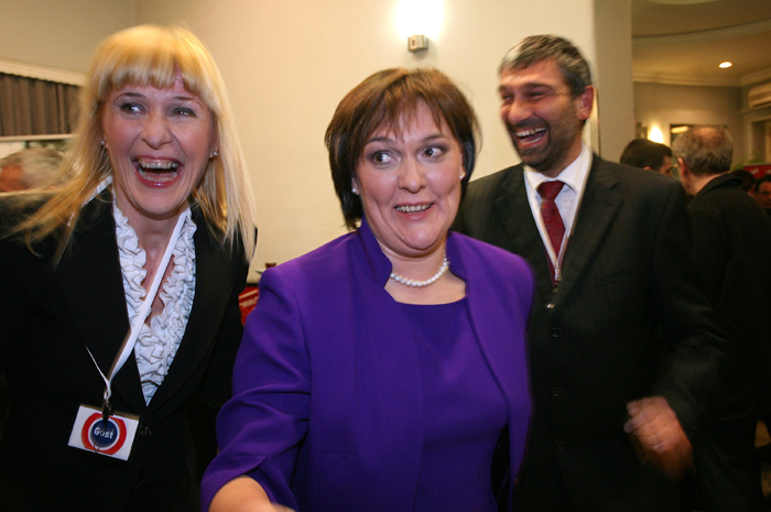 Zagreb, 100110.U drugom krugu 5. predsjednickih izbora za predsjednika Hrvatske uvjerljivo vodi Ivo Josipovic.Na slici: Tatjana, supruga dr  Ive Josipovica, slavi pobjedu u izbornom stozeru.Foto: Neja Markicevic / CROPIX