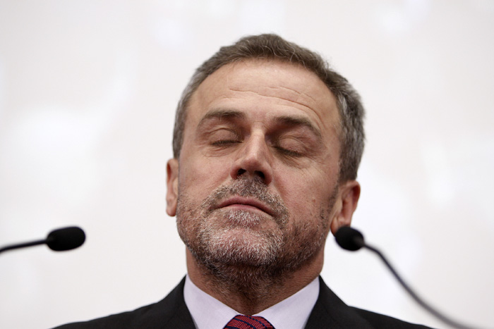 Zagreb, 100110.Predsjednicki kandidat Milan Bandic iscekuje sluzbene rezultate drugog kruga predsjednickih izbora u svom izbornom stozeru u Almeriji u Vukovarskoj ulici.Na slici: Iscekivanje Milana Bandica nakon objave sluzbenih rezultata DIP - a.Foto: Dragan Matic / Cropix