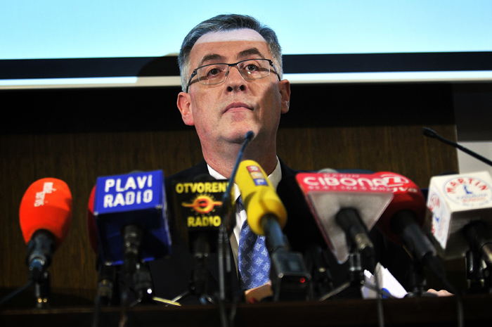 Zagreb, 100110Sabor RH.Drzavno izborno povjerenstvo na celu sa predsjednikom Brankom Hrvatinom iznosi prve nesluzbene rezultate drugog kruga predsjednickih izbora.Na slici: Branko Hrvatin.Foto: Boris Kovacev / CROPIX