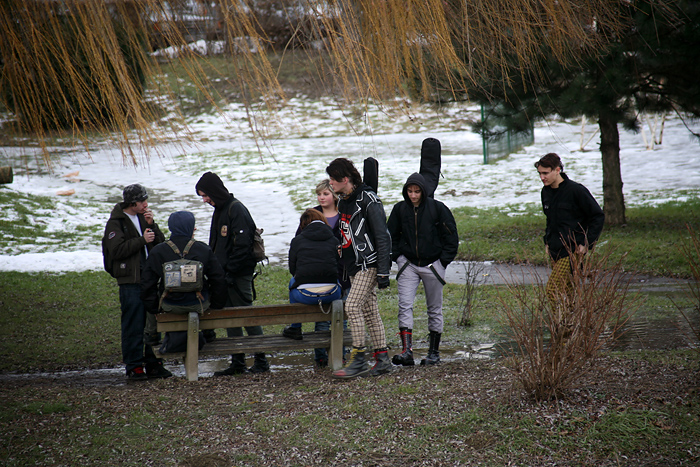 Zabok, 030309.Roditelji nekolicine mladica i jedne pretucene djevojke koju su prije par mjeseci napali golobradi huligani koji su izgledali poput skinsa, u parku blizu policije, ogorceni su odbacivanjem prijave protiv napadaca.Na slici: zabocki park pokraj policije gdje se i dalje okupljaju mladi.Foto: Krunoslav Pavlina / CROPIX