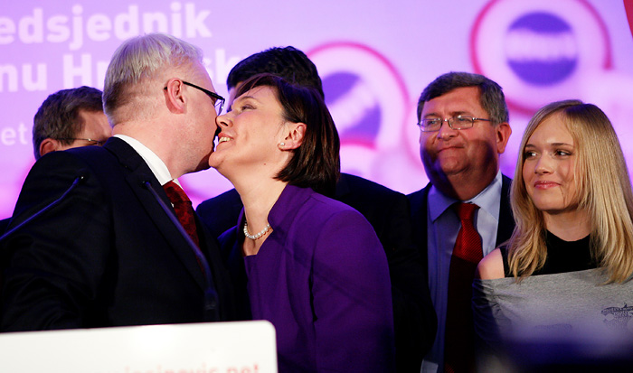 Zagreb, 100110.Hrvatsko novinarsko drustvo.Drugi krug petih predsjednickih izbora Republike Hrvatske.Izborni stozer predsjednickog kandidata Ive Josipovica.Pracenje izbornih rezultata drugog kruga predsjednickih izbora.Na fotografiji: Ivo Josipovic prima cestitke od supruge Tatjane.Foto: Goran Mehkek  / CROPIX