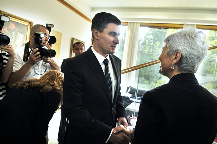 Zagreb, 030709.Ured predsjednika, Pantovcak.Konzultacije predsjednika republike Stjepana Mesica s celnicima parlamentarnih stranaka povodom odlaska Ive Sanadera sa premijerskog mjesta.Na slici: predsjednik SDP-a Zoran Milanovic cestita predsjednici HDZ-a Jadranki Kosor na dobivenom mandatu za sastavljanje Vlade.Foto: Boris Kovacev / CROPIX