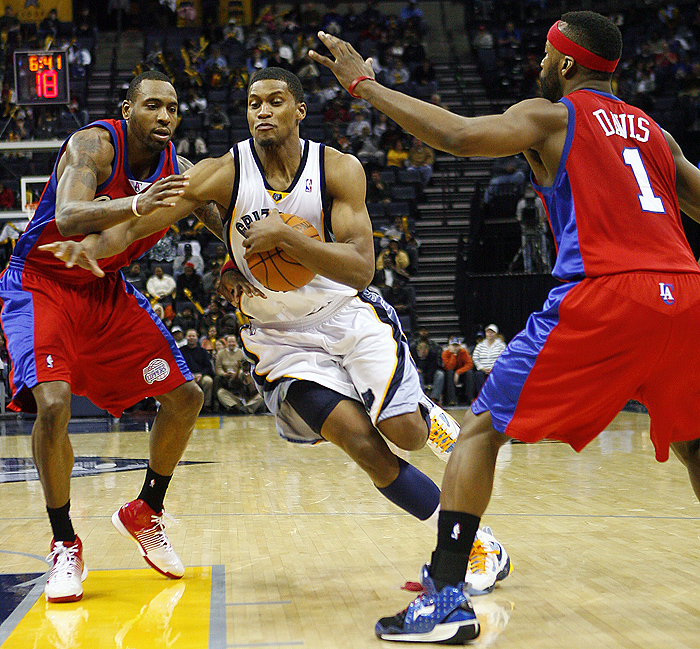 ** CORRECTS DATE TO JAN. 12, 2010 ** Memphis Grizzlies forward Rudy Gay, center, drives between Los Angeles Clippers forward Rasual Butler, left, and guard Baron Davis (1) during the second half of an NBA basketball game in Memphis, Tenn., Tuesday, Jan. 12, 2010.  Memphis won 104-102. (AP Photo/Lance Murphey)