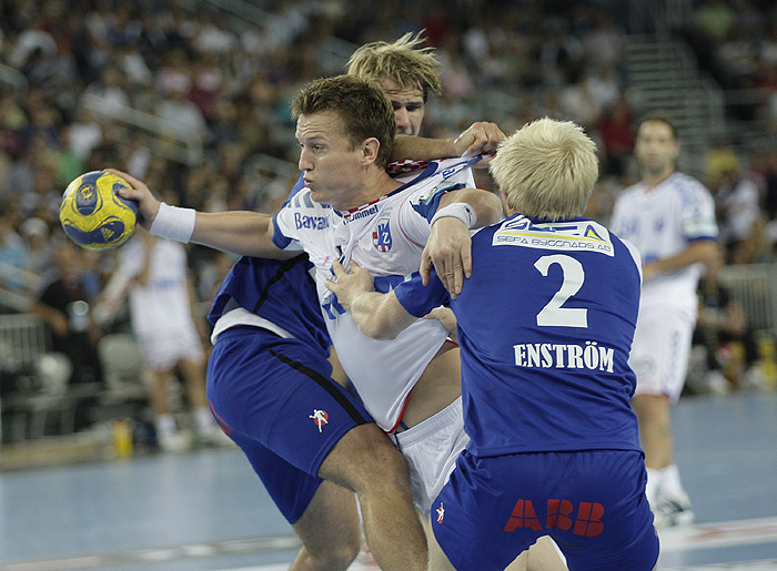 Zagreb, 071009.Arena Zagreb.Rukometna utakmica 2.kola C skupine Lige prvaka CO Zagreb - Alingsas.Na slici: Glenn Andersson 8, Frank Loke ( Zagreb ), Marcus Enstrom 2.Foto: Nenad Dugi / Cropix
