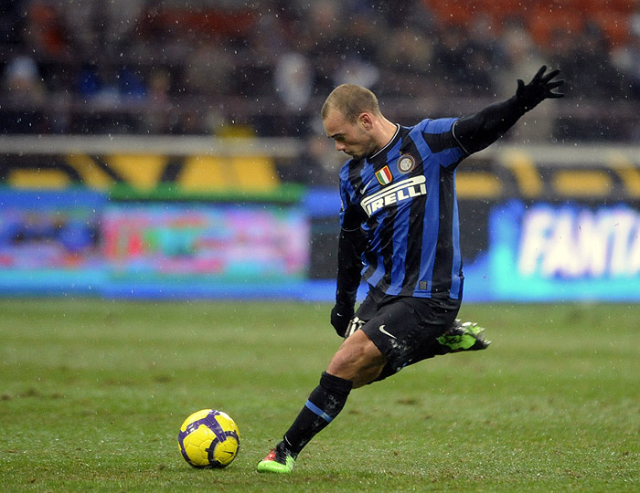 Inter Milan's Dutch midfielder Wesley Sneijder kicks the ball during his team's Italian Serie A football match against Siena on January 9, 2010 at San Siro Stadium in Milan. Inter defeated Siena 4-3.  AFP PHOTO / Damien Meyer