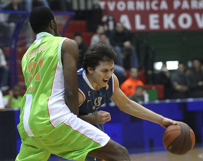 Zagreb, 140110.Kosarkaski centar Drazen Petrovic.Kosarkaska utakmica Euroliga skupina A, Cibona - Asvel.Na slici: Victor Samnick 21, Marko Tomas.Foto: Nenad Dugi / CROPIX