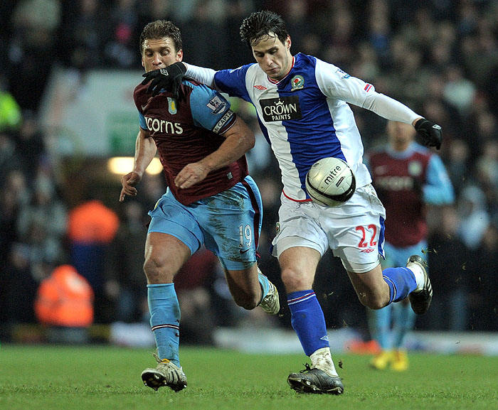Blackburn Rovers' Croatian forward Nikola Kalinic (R) vies with Aston Villa's Bulgarian midfielder Stiliyan Petrov during the league cup semi final first leg football match at Ewood Park, Blackburn, north-west England on January 14, 2010. AFP PHOTO/ANDREW YATES. FOR  EDITORIAL USE Additional licence required for any commercial/promotional use or use on TV or internet (except identical online version of newspaper) of Premier League/Football League photos. Tel DataCo +44 207 2981656. Do not alter/modify photo