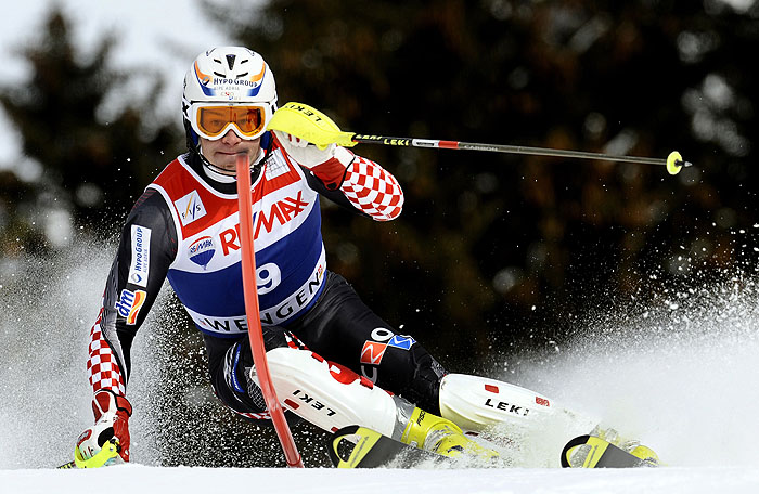 Croatia's Ivica Kostelic clears a gate during the 2nd round of the FIS World Cup Men's Super combined-Slalom in Wengen on January 15, 2010. AFP PHOTO / FRANCK FIFE