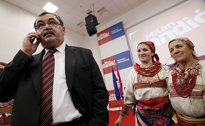 Zagreb, 100110.Predsjednicki kandidat Milan Bandic iscekuje sluzbene rezultate drugog kruga predsjednickih izbora u svom izbornom stozeru u Almeriji u Vukovarskoj ulici.Na slici: Dusko Ljustina, direktor kampanje Milana Bandica.Foto: Dragan Matic / Cropix