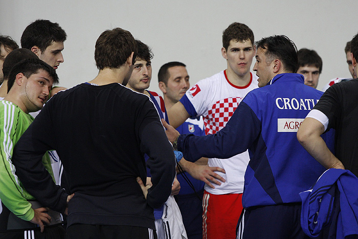 Makarska, 150110.Trening Hrvatske rukometne reprezentacije u dvorani gradskog sportskog centra. Rukometasi se u Makarskoj nalaze zbog priprema za europsko prvenstvo u Austriji.Na slici: rukometni reprezentativci na treningu u dvorani GSC Makarska pazljivo slusaju trenera Goluzu.Foto: Ivo Ravlic / CROPIX