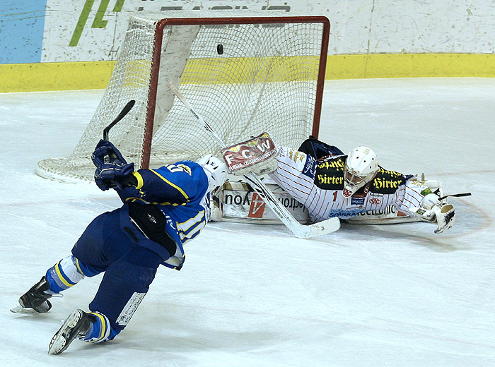 Zagreb, 150110.Ledena dvorana Doma SportovaHokej na ledu, EBEL liga 43. kolo, Medvescak - Klagenfurt.Na slici: drugi gol za Medvescak Thomas Guidarelli 10, Jordan Parise 1. Foto: Nenad Dugi / CROPIX