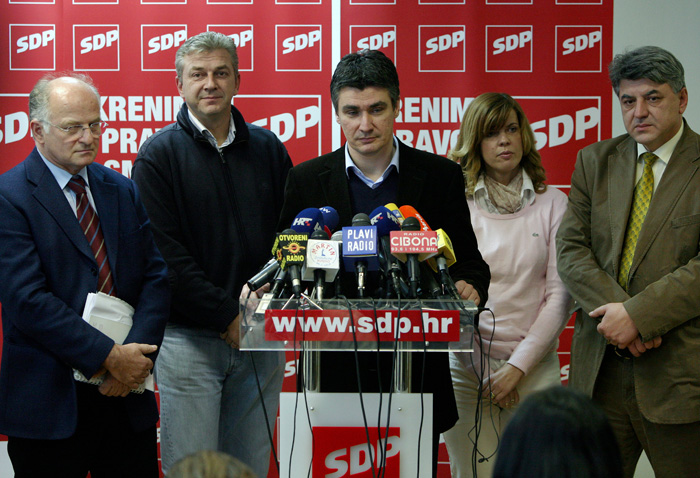Zagreb, 161001. Iblerov trg.Konferencija za novinare u SDP-u nakon zavrsetka 7. sjednice Glavnog odbora, na kojoj se odlucivalo o sudbini clanova SDP-a koji su podrzali Milana Bandica u predsjednickoj kampanji.Na slici: Josip Leko, Ranko Ostojic, Zoran Milanovic, Biljana Borzan, Zlatko Komadina.Foto: Damjan Tadic / CROPIX