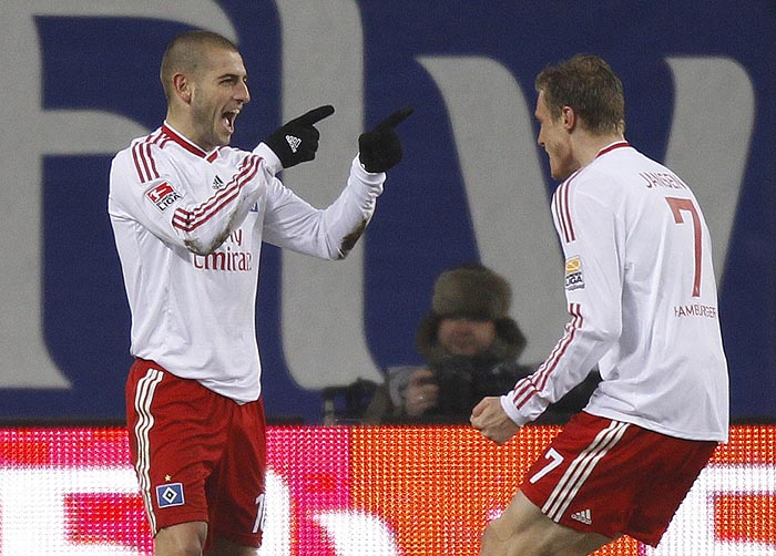 Hamburg SV's Mladen Petric and Marcell Jansen (R) celebrate Petric's goal against SC Freiburg during their German Bundesliga first division soccer match in Hamburg January 16, 2010.    REUTERS/Christian Charisius  (GERMANY - Tags: SPORT SOCCER) ONLINE CLIENTS MAY USE UP TO SIX IMAGES DURING EACH MATCH WITHOUT THE AUTHORITY OF THE DFL. NO MOBILE USE DURING THE MATCH AND FOR A FURTHER TWO HOURS AFTERWARDS IS PERMITTED WITHOUT THE AUTHORITY OF THE DFL. FOR MORE INFORMATION CONTACT DFL DIRECTLY