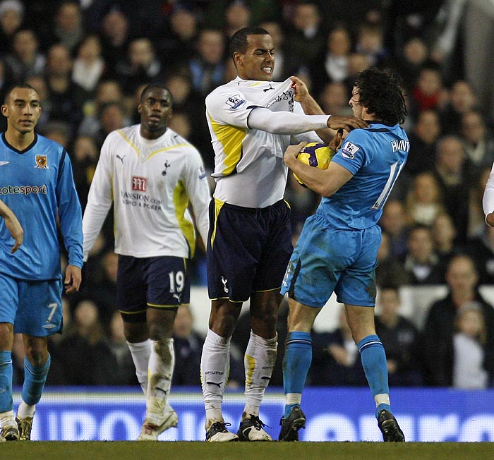 Hull City's Irish midfielder Stephen Hunt (R) and Tottenham Hotspurs' English player Tom Huddlestone (2nd R) argue during the English Premier League football match between Tottenham Hotspur and Hull City at White Hart Lane, north London, England on January 16, 2010. AFP PHOTO/Ian KingtonFOR EDITORIAL USE ONLY Additional licence required for any commercial/promotional use or use on TV or internet (except identical online version of newspaper) of Premier League/Football League photos. Tel DataCo +44 207 2981656. Do not alter/modify photo. 