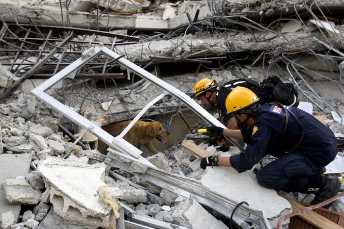 == MANDATORY CREDIT TO UNITED NATIONS PHOTOS ==In this image released by the UN January 16, 2010, shows a member of a U.S. rescue team searches for survivors at a bank that collapsed after an earthquake measuring 7 plus on the Richter scale rocked Port au Prince Haiti on January 12.   AFP PHOTO/UN/Marco DORMINO/HANDOUT    == RESTRICTED TO EDITORIAL USE - NOT FOR SALE FOR MAEKETING OR ADVERTISING CAMPAIGN ==
