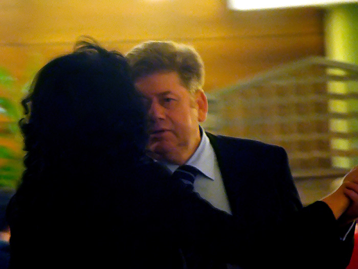 Djurdjevac, 160110.Visnja i Zdravko Pevec pjevali su i plesali pred radnicima koji su dobili otkaze u hotelu Picok, na odrzavanju makedonske vecere.Na slici: Visnja i Zdravko Pevec plesu u hotelu Picok.Foto: Darko Imbrisa / CROPIX