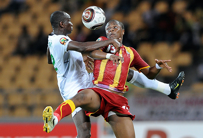 Mohamed Koffi (L) of Burkina Faso and Dede Ayew of Ghana fight for the ball during the 3rd qualifing match during the African Cup of Nations football championships CAN2010 at November 11 stadium in Luanda on January 19,2010. AFP PHOTO/JOE KLAMAR