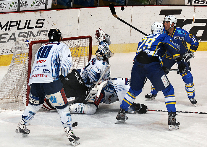 Zagreb, 271209.36. kolo EBEL- lige. Ledena dvorana Doma sportova, hokej, susret ekipa KHL Medvescak Zagreb - SAPA FEHERVAR ALBA VOLAN 19. rezultat 4:1 (3:0, 0:1, 1:0). smyth i prpich pred golom Albe.foto:srdan vrancic