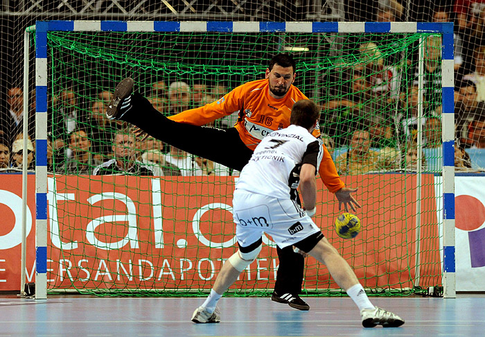 DPAI74 KIEL (ALEMANIA) 24/5/2009.- Vid Kavticnik, (delante), del THW Kiel lanza a la porteria del BM Ciudad Real, defendida por el portero serbio Arpad Sterbik, durante el partido de ida de la final de la Liga de Campeones que se disputa en el Sparkassen-Arena de Kiel, Alemania, hoy 24 de mayo de 2009. EFE/Jens Ressing