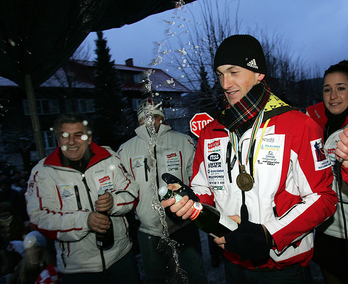 Mrkopalj, 240209.Danas je u Mrkoplju u Gorskom Kotaru docekan Jakov Fak dobitnik broncane medalje u biatlonskom takmicenju u Koreji. Jakova je ushiceno docekalo tristotinjak njegovih Mrkopaljaca.Foto: Zeljko Sop / CROPIX