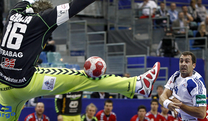 France's Michael Guigou (R) attempts to score past Czech Republic's Martin Galia during their men's European Handball Championship group D match in Wiener Neustadt January 20, 2010. REUTERS/Murad Sezer (AUSTRIA - Tags: SPORT HANDBALL)