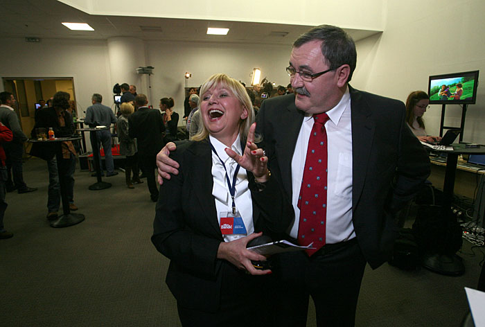 Zagreb, 271209.Prvi krug petih predsjednickih izbora Republike Hrvatske.Pracenje izbora u stozeru Milana Bandica. Na fotografiji: Dusko Ljustina i Jasmina Havranek.Foto: Damjan Tadic / CROPIX