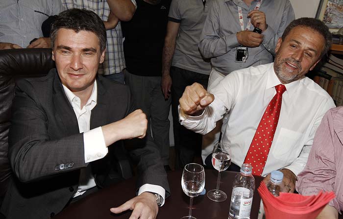 Zagreb, 170509. U Hrvatskoj su se danas odrzali peti po redu lokalni izbori na kojima su biraci birali predstavnike lokalnih i regionalnih predstavnickih tijela za iduce cetiri godine, a prvi put neposredno biraju opcinske nacelnike, gradonacelnike i zupane, te njihove zamjenike. Na slici: izborni stozer gradske organizacije SDP-a u Praskoj ulici.Zoran Milanovic predsjednik SDP-a cestita gradonacelniku Milanu Bandicu nakon prvih nesluzbenih rezultata sa biralista. Foto: Dragan Matic / Cropix