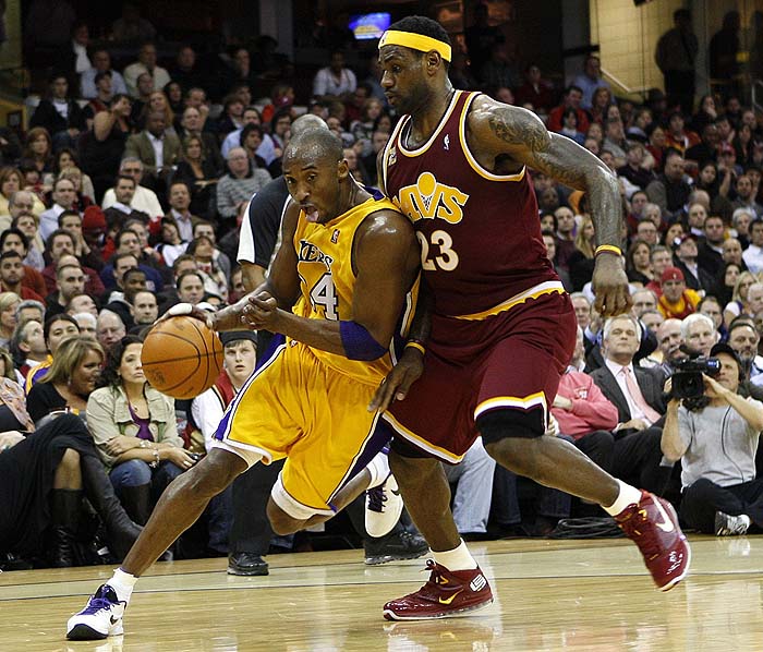 Los Angeles Lakers' Kobe Bryant drives around Cleveland Cavaliers' LeBron James (R) during the second quarter of their NBA basketball game in Cleveland January 21, 2010.REUTERS/Aaron Josefczyk (UNITED STATES - Tags: SPORT BASKETBALL)