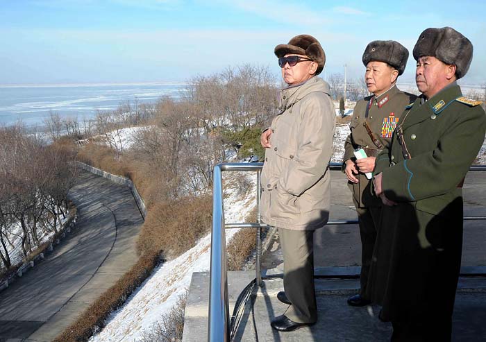 North Korean leader Kim Jong-il (L) watches a joint training for all three branches of the armed forces at an undisclosed location in North Korea in this undated picture released by North Korea's official news agency KCNA January 17, 2010. KCNA did not state when the picture was taken. Picture released January 17, 2010.  REUTERS/KCNA (NORTH KOREA - Tags: POLITICS MILITARY) NO THIRD PARTY SALES. NOT FOR USE BY REUTERS THIRD PARTY DISTRIBUTORS. QUALITY FROM SOURCE