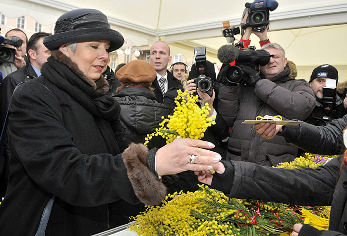 Zagreb, 230110.Na Cvjetnom trgu odrzava se akcija naziva Budi Zdravka, za sprecavanje raka vrata maternice. Poznati su prodavali mimoze od kojih je prihod isao za Hrvatsku ligu protiv raka.Na fotografiji: premjerka Jadranka Kosor odazvala se akciji i kupila mimoze.Foto: Bruno Konjevic / CROPIX