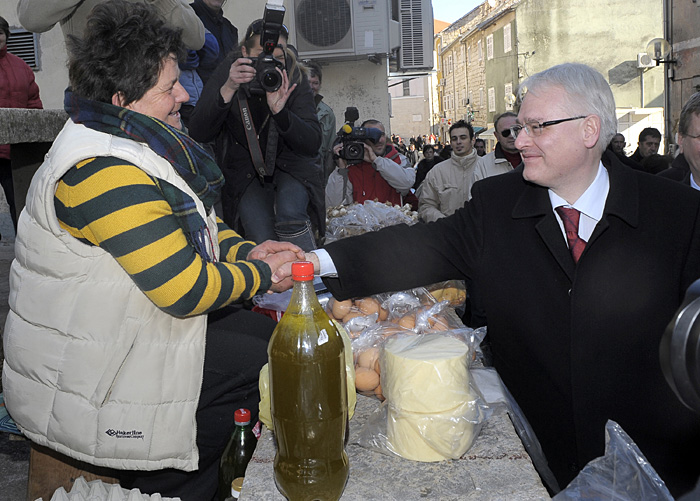 Split , 230110 .Novoizabrani predsjednik Republike Hrvatske  Ivo Josipovic posjetio Sinj , gdje je docekan ovacijama . Na fotografiji: Ivo Josipovic   se rukuje s prodavacicom na sinjskoj trznici.Foto: Paun Paunovic / CROPIX