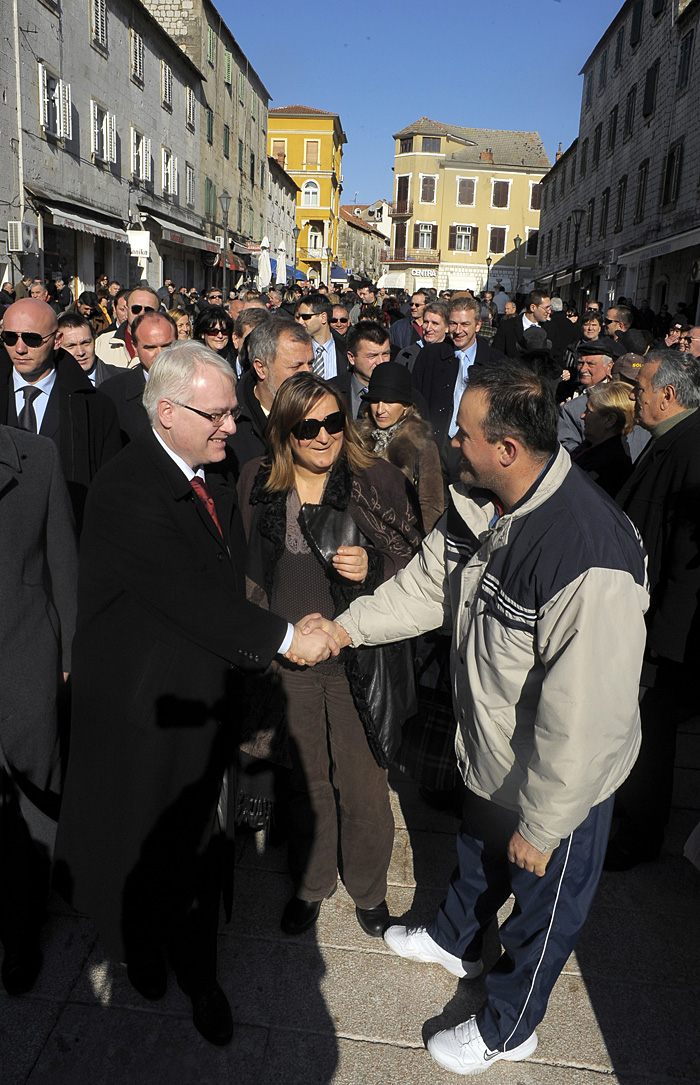 Split , 230110 .Novoizabrani predsjednik Republike Hrvatske  Ivo Josipovic posjetio Sinj ,gdje je docekan ovacijama . Na fotografiji: Ivo Josipovic  na sinjskoj 