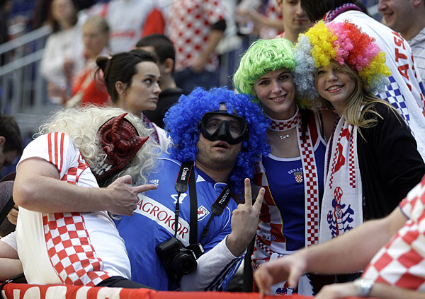Graz, 210110.EURO 2010 u rukometu. Trece kolo skupine A. Utakmica Hrvatska - Rusija.Na fotografiji: Navijaci u dvorani, Mia Slogar desno.Foto: Nenad Dugi / Cropix