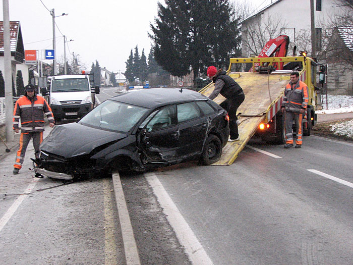 Bjelovar,240110.U prometnoj nesreci koja se u nedjelju u jutro dogodila na Djudjevackoj cesti u Bjelovaru unisten je Audi A3 zagrebackih registracijskih oznaka, a 27-godisnja vozacica s virovitickoga podrucja je srecom tek lakse ozlijedjena.Foto: Miroslav Martinic / CROPIX