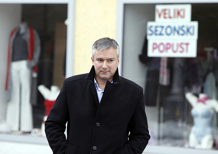 Koprivnica, 220110.Darinko Kosor predsjednik HSLS-a u radnom posjetu Koprivnici sastao se s gradonacelnikom Zvonimirom Mrsicem u prostorijama gradske vijecnice. Na sastanku razgovarali su o aktualnim temama, afera Podravka, vojarna, autocesta.Na slici: Darinko Kosor u sredistu Koprivnice.Foto: Nikola Wolf / Cropix