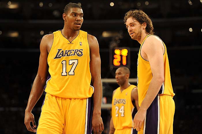 LOS ANGELES, CA - JANUARY 18: (L-R) Andrew Bynum #17, Kobe Bryant #24 and Pau Gasol #16 of the Los Angeles Lakers stand on the court in the second quarter during the game against the Orlando Magic on January 18, 2010 at Staples Center in Los Angeles, California. NOTE TO USER: User expressly acknowledges and agrees that, by downloading and/or using this Photograph, user is consenting to the terms and conditions of the Getty Images License Agreement.   Harry How/Getty Images/AFP== FOR NEWSPAPERS, INTERNET, TELCOS & TELEVISION USE ONLY ==