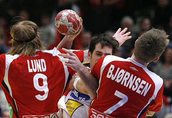 REFILE - CORRECTING NUMBER OF BORGE LUNDAustria's Bernd Friede (C) attempts to score next to Norway's Borge Lund (9) and Lars Erik Bjornsen (7) during their Men's European Handball Federation Championship second round match in Vienna January 25, 2010. REUTERS/Nikola Solic (AUSTRIA - Tags: SPORT HANDBALL)